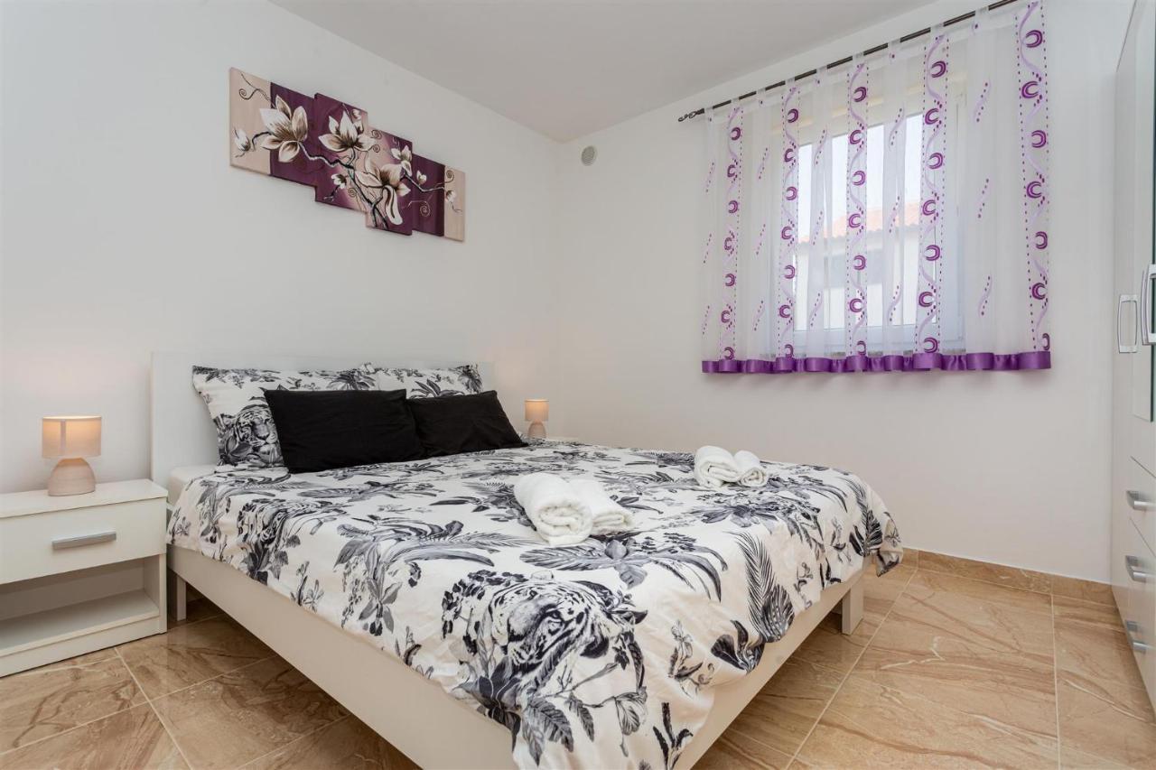 Apartment With A Private Swimming Pool, Garden & Bbq Gostinjac Exterior foto