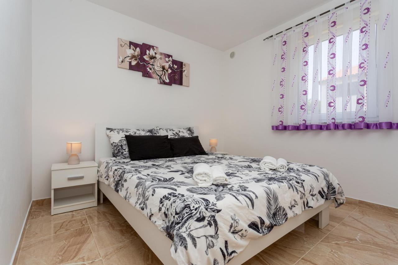 Apartment With A Private Swimming Pool, Garden & Bbq Gostinjac Exterior foto