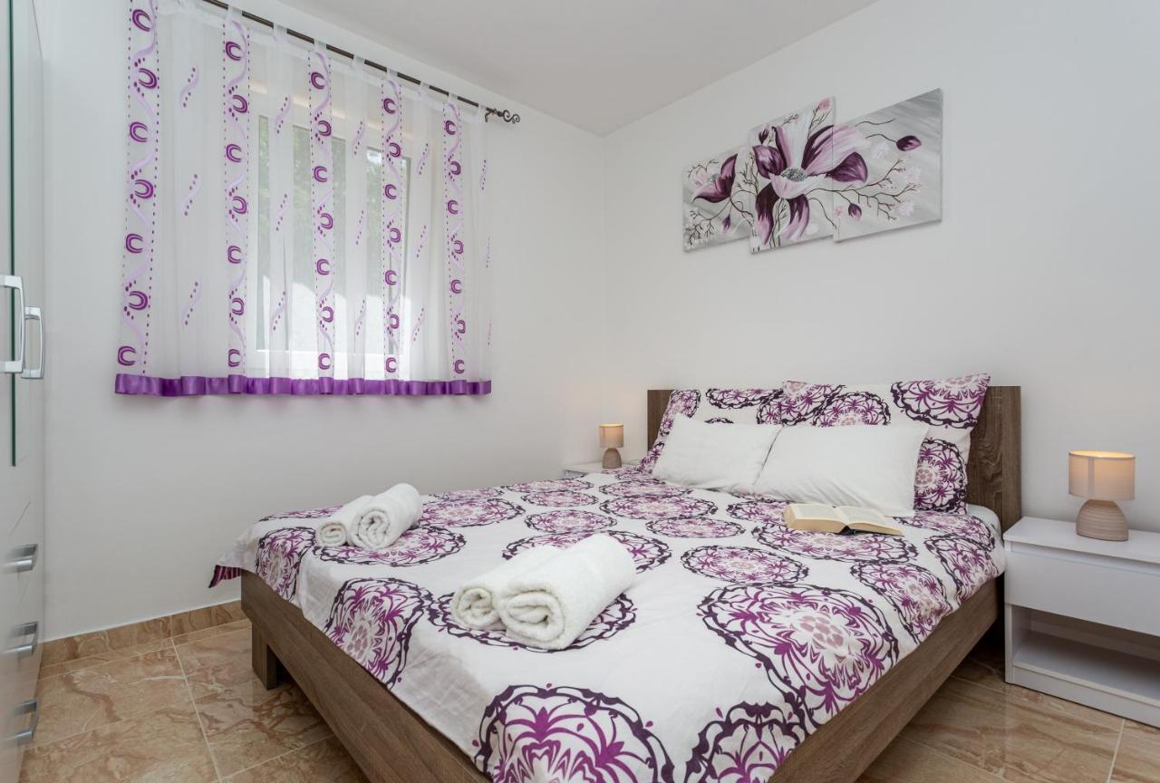 Apartment With A Private Swimming Pool, Garden & Bbq Gostinjac Exterior foto