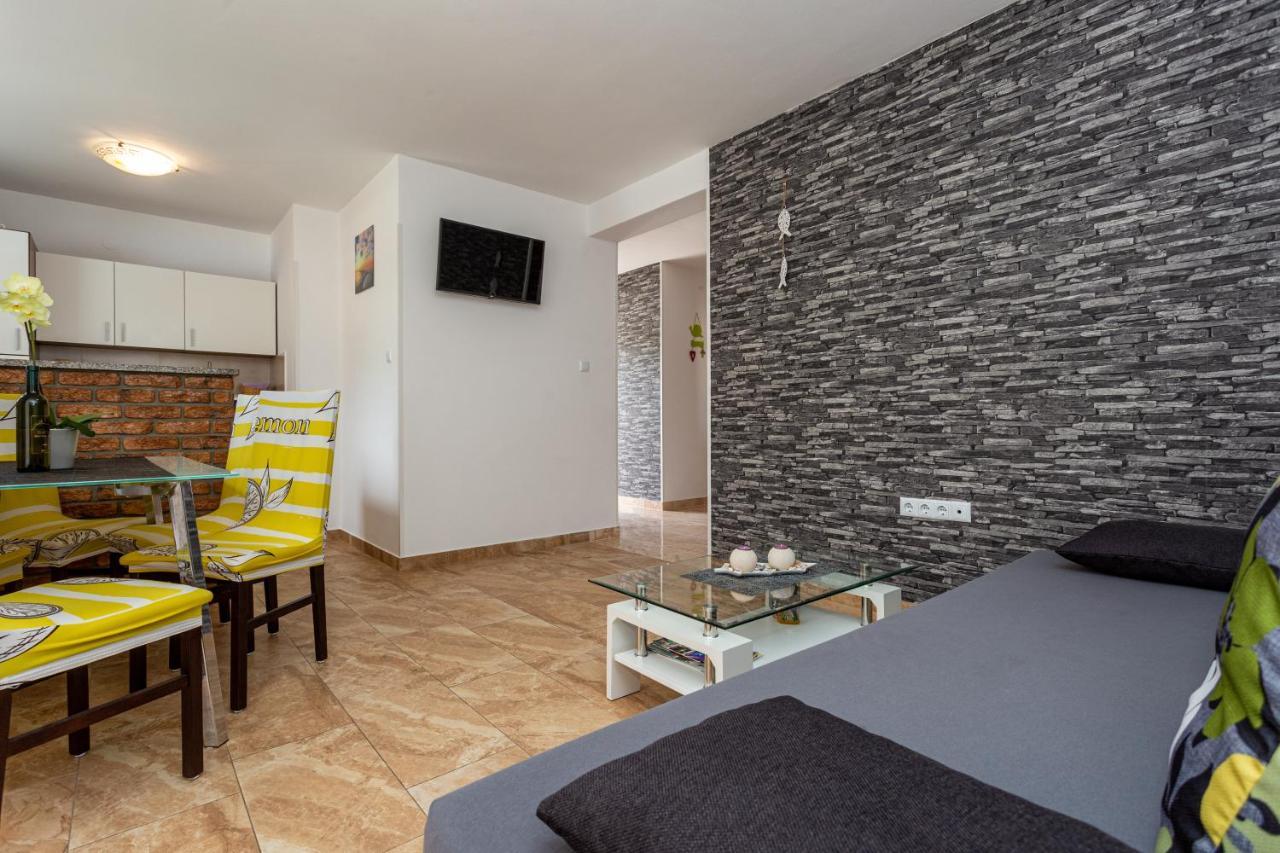 Apartment With A Private Swimming Pool, Garden & Bbq Gostinjac Exterior foto