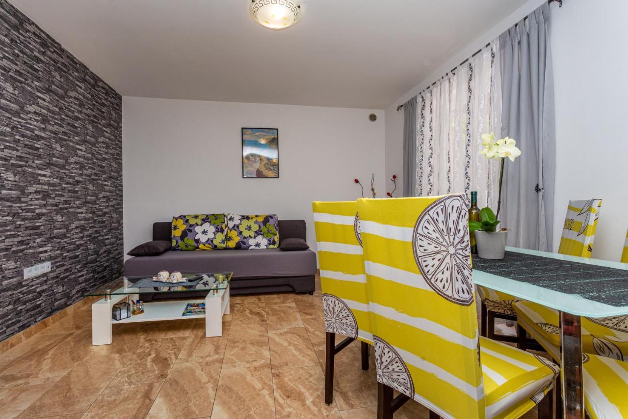 Apartment With A Private Swimming Pool, Garden & Bbq Gostinjac Exterior foto