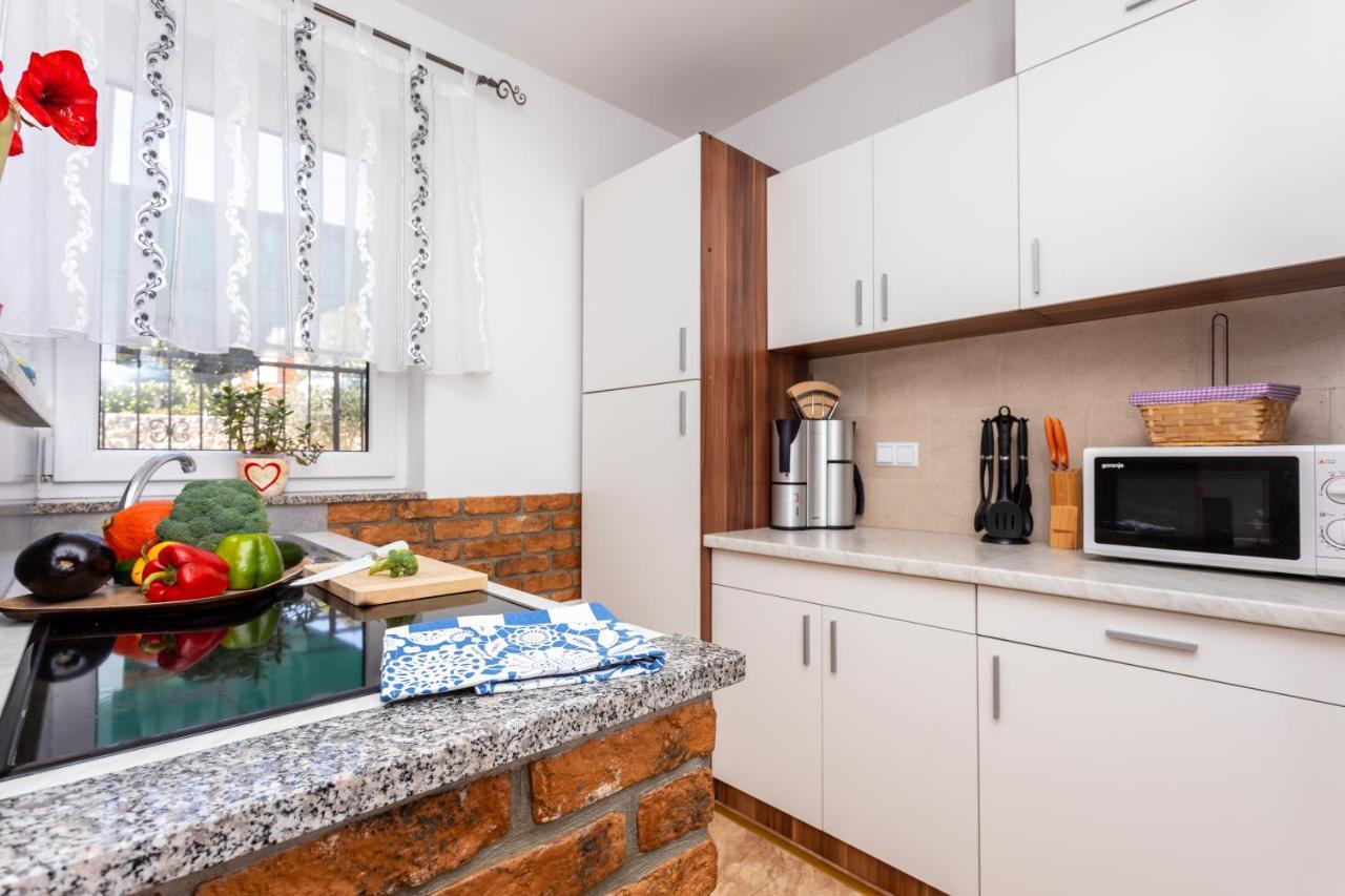 Apartment With A Private Swimming Pool, Garden & Bbq Gostinjac Exterior foto