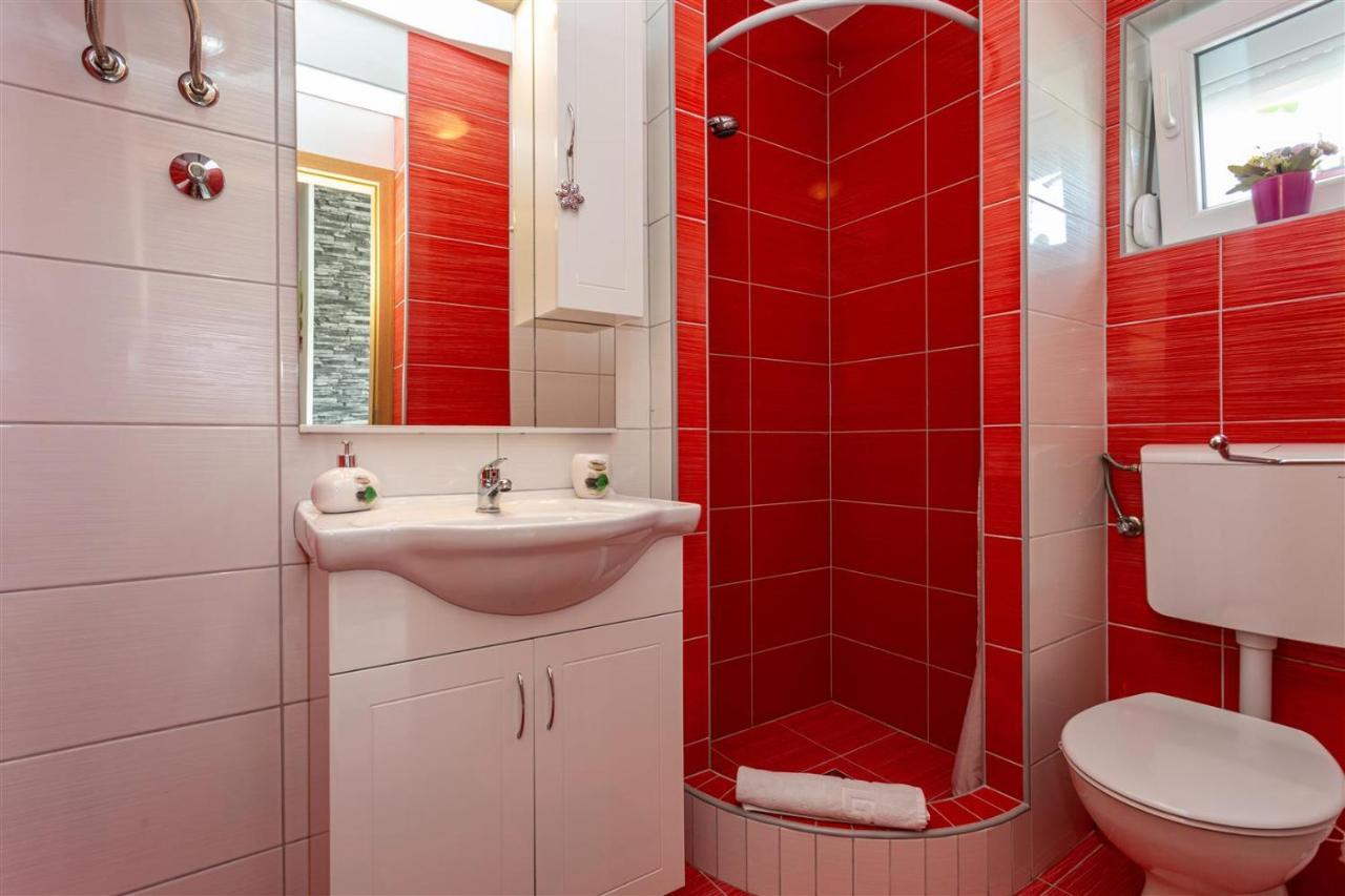 Apartment With A Private Swimming Pool, Garden & Bbq Gostinjac Exterior foto