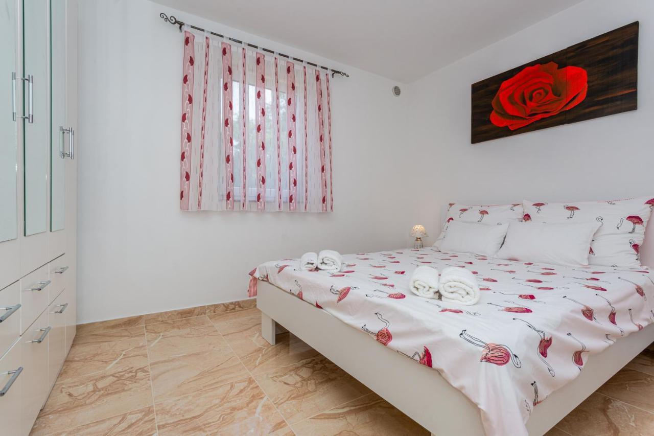 Apartment With A Private Swimming Pool, Garden & Bbq Gostinjac Exterior foto