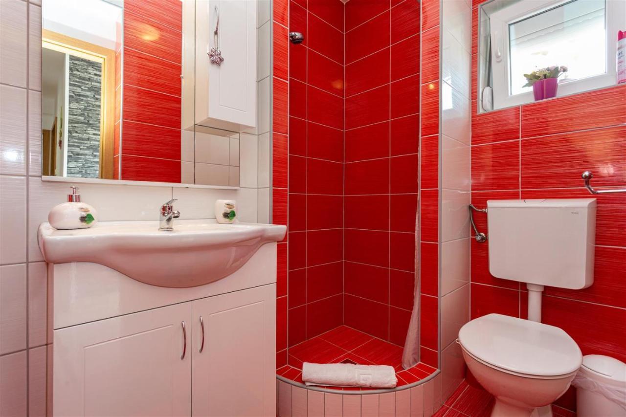 Apartment With A Private Swimming Pool, Garden & Bbq Gostinjac Exterior foto