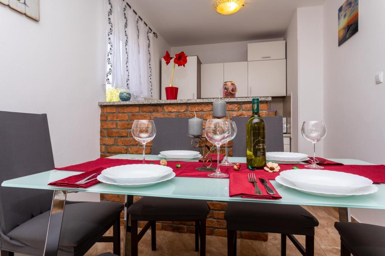 Apartment With A Private Swimming Pool, Garden & Bbq Gostinjac Exterior foto