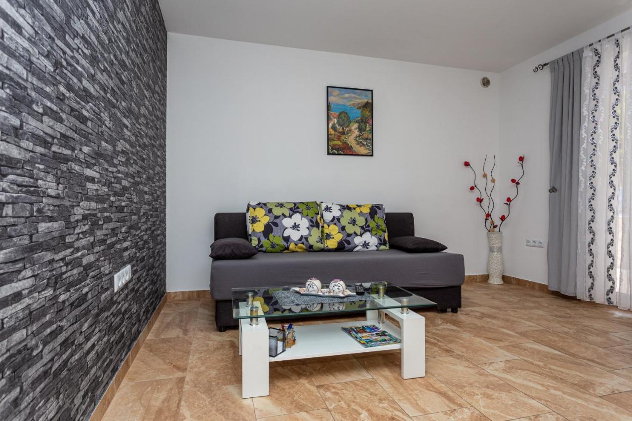 Apartment With A Private Swimming Pool, Garden & Bbq Gostinjac Exterior foto